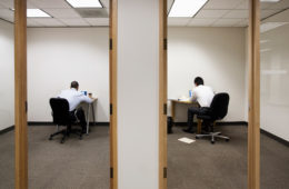 Os funcionários estão mais solitários do que nunca. Veja como os empregadores podem ajudar.