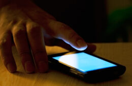 Pesquisa: Usar um smartphone depois das 21h deixa os trabalhadores desengajados